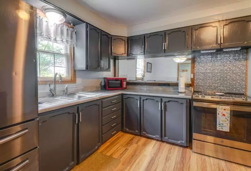 Charming Kaw Lake Country Home W/ Game Room!