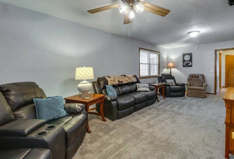 Charming Kaw Lake Country Home W/ Game Room!