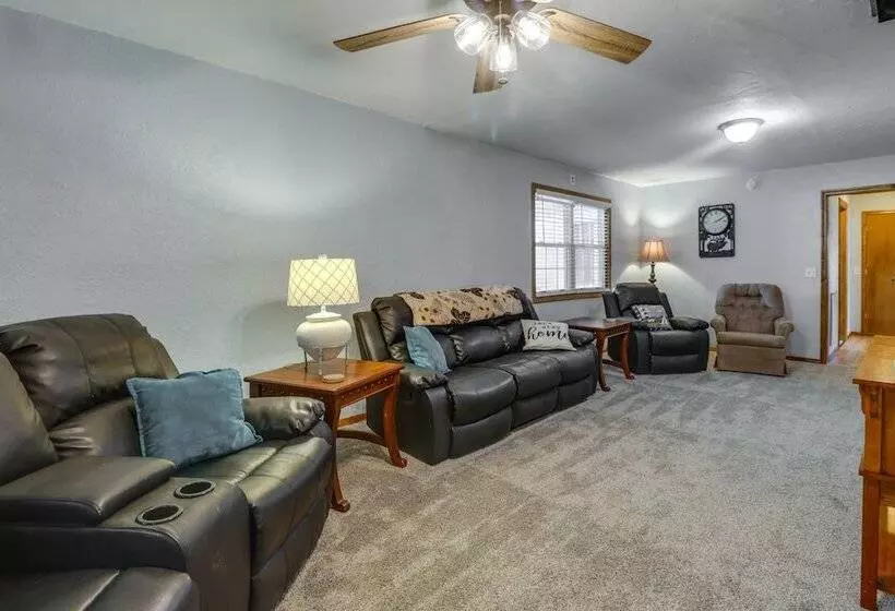 Charming Kaw Lake Country Home W/ Game Room!