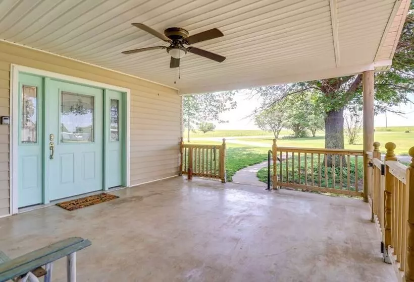 Charming Kaw Lake Country Home W/ Game Room!