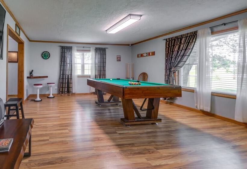 Charming Kaw Lake Country Home W/ Game Room!