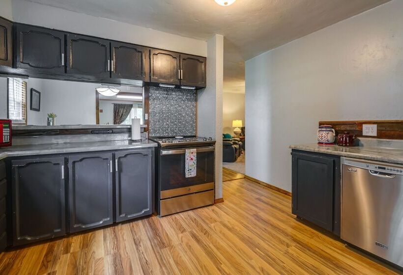 Charming Kaw Lake Country Home W/ Game Room!