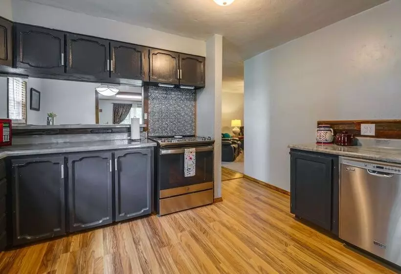 Charming Kaw Lake Country Home W/ Game Room!