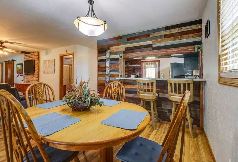 Charming Kaw Lake Country Home W/ Game Room!