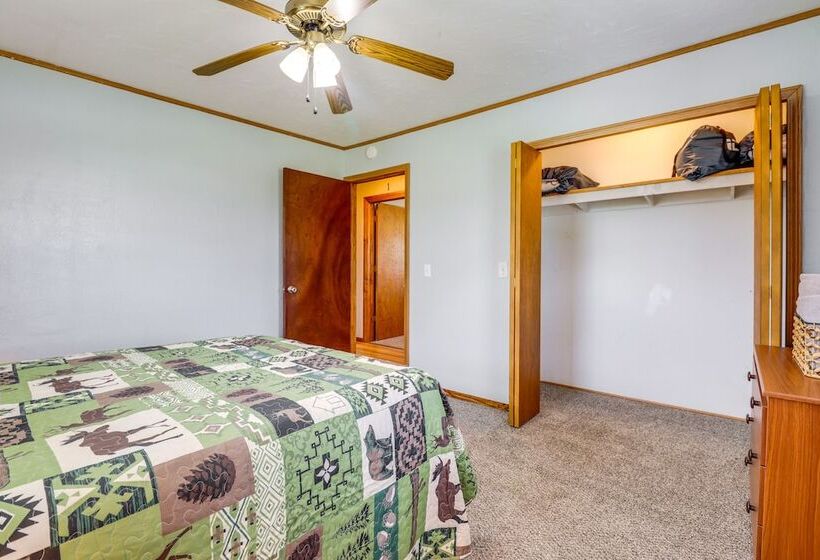 Charming Kaw Lake Country Home W/ Game Room!