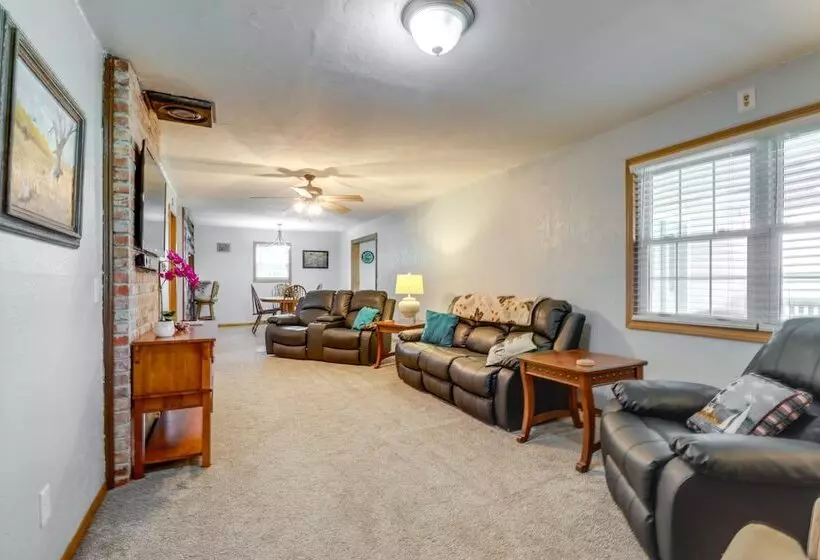 Charming Kaw Lake Country Home W/ Game Room!
