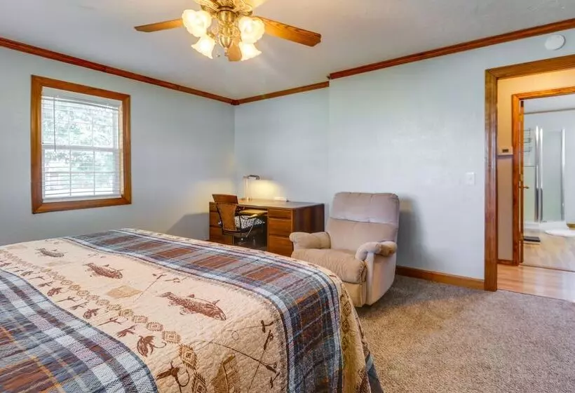 Charming Kaw Lake Country Home W/ Game Room!