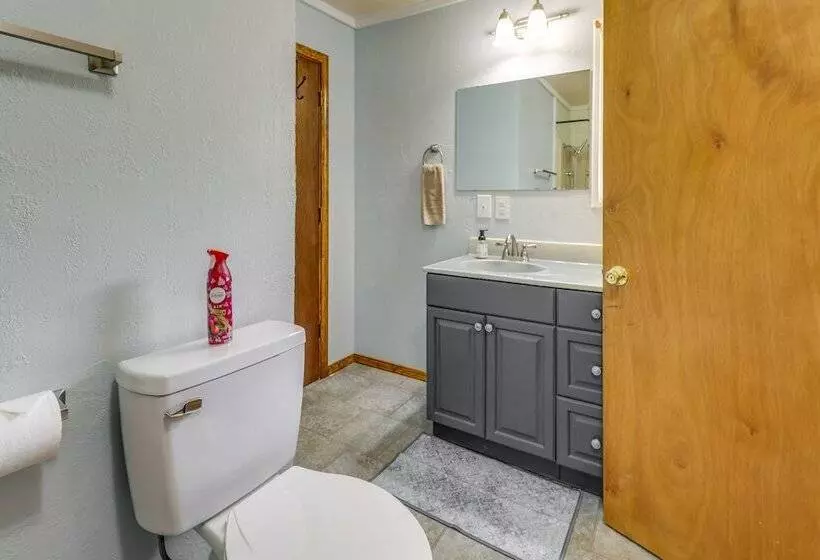 Charming Kaw Lake Country Home W/ Game Room!