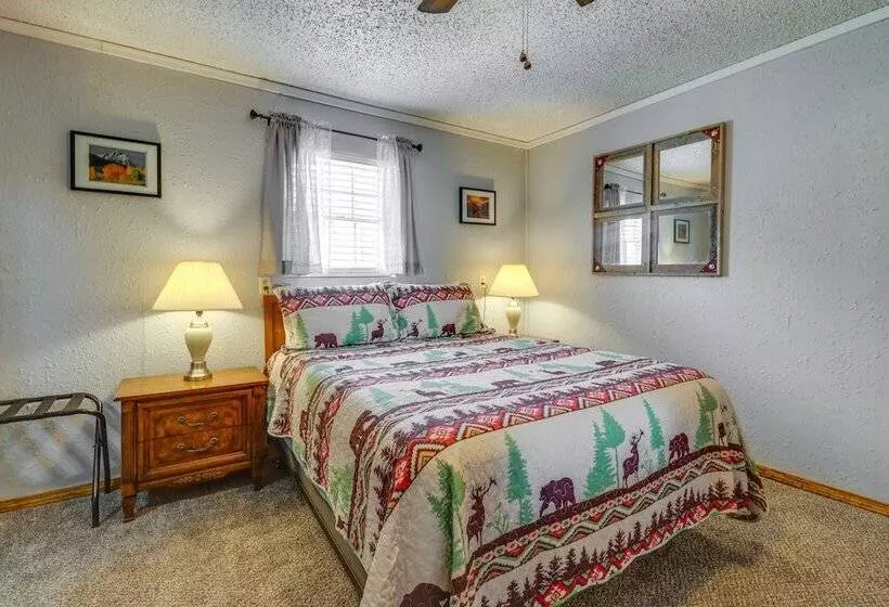 Charming Kaw Lake Country Home W/ Game Room!