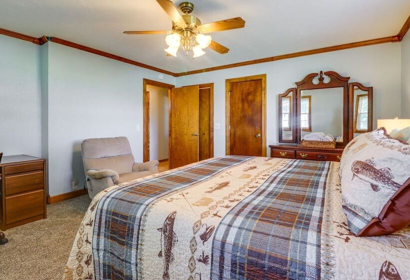 Charming Kaw Lake Country Home W/ Game Room!