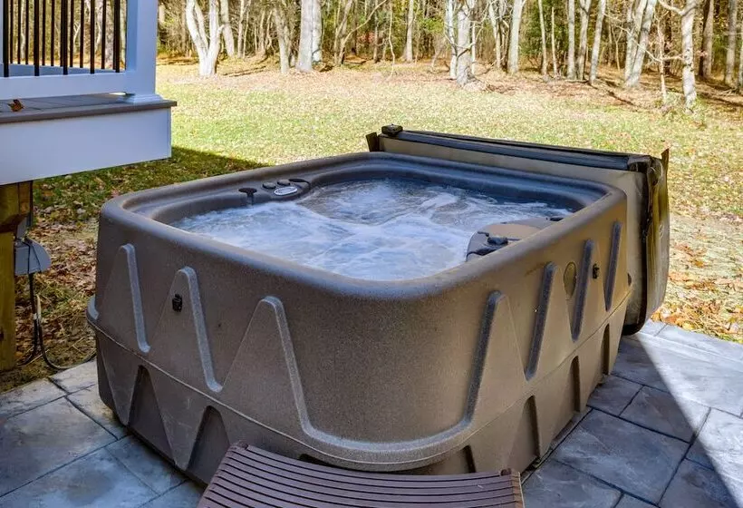 Christy S Cottage W/ Hot Tub   2 Mi To Beach!