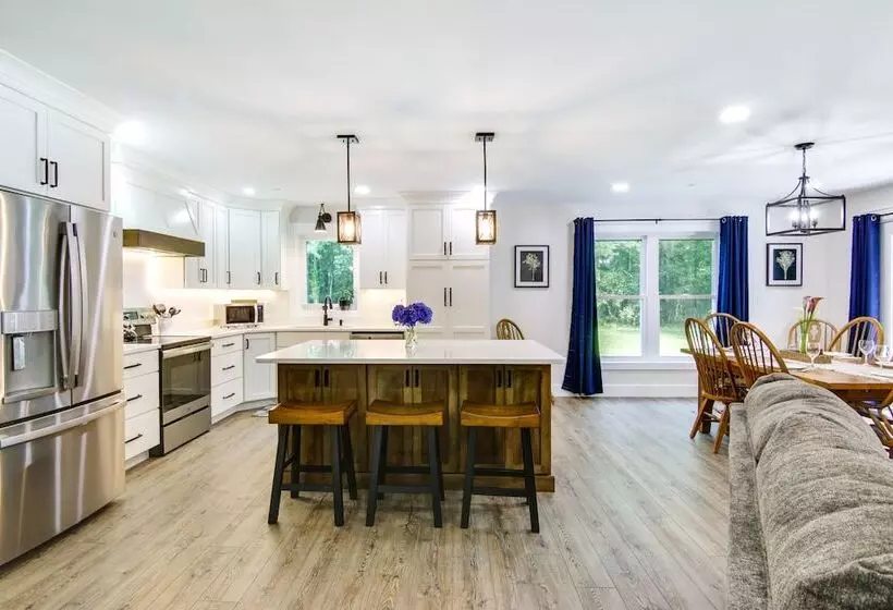 Christy S Cottage W/ Hot Tub   2 Mi To Beach!