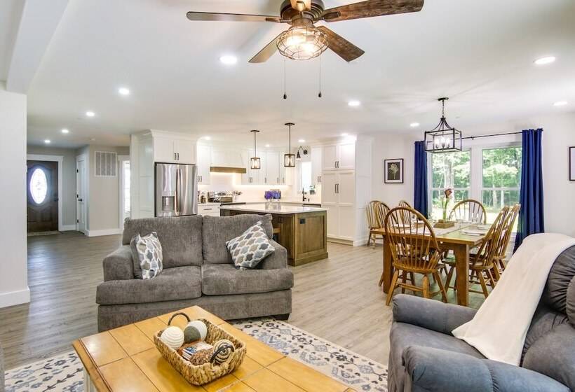 Christy S Cottage W/ Hot Tub 2 Mi To Beach!