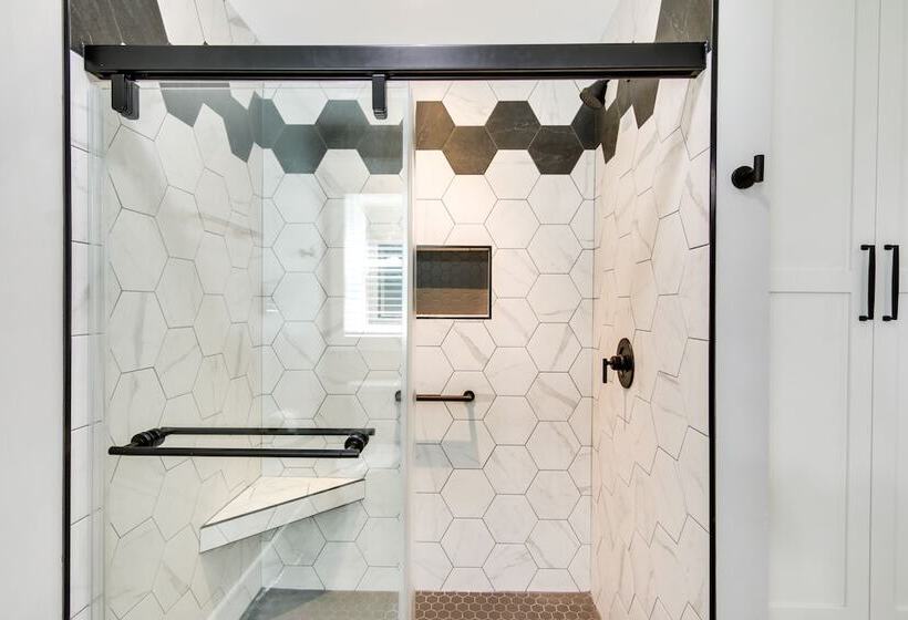 Christy S Cottage W/ Hot Tub 2 Mi To Beach!