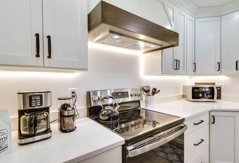 Christy S Cottage W/ Hot Tub 2 Mi To Beach!