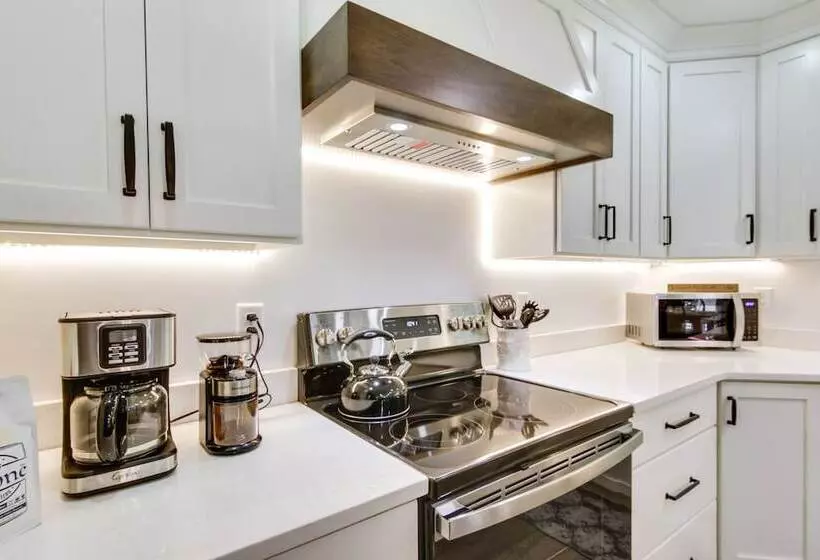 Christy S Cottage W/ Hot Tub   2 Mi To Beach!