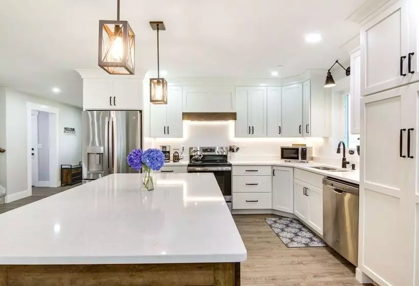 Christy S Cottage W/ Hot Tub   2 Mi To Beach!