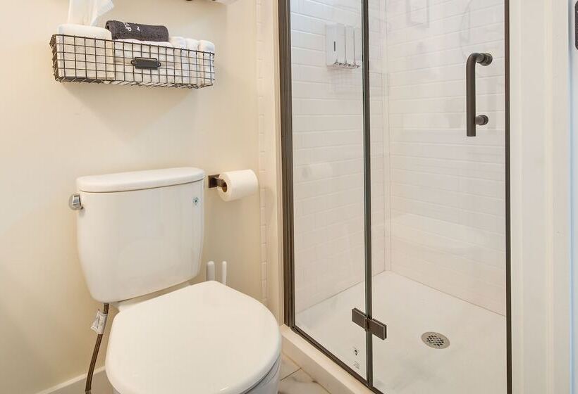 Country Home Near Eiu & Lake Charleston!