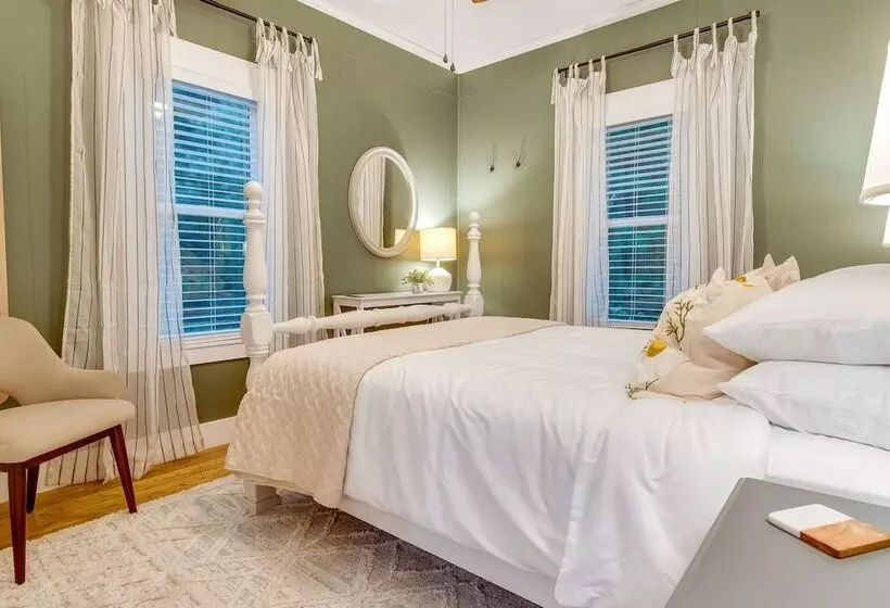 Country Home Near Eiu & Lake Charleston!