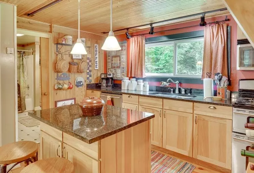 Cozy Pennsylvania Abode W/ Porch, Grill & Fire Pit