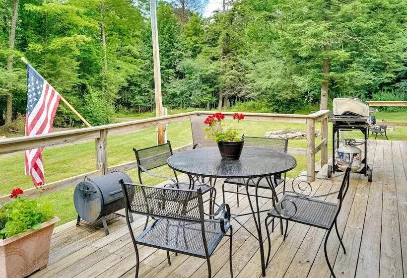 Cozy Pennsylvania Abode W/ Porch, Grill & Fire Pit