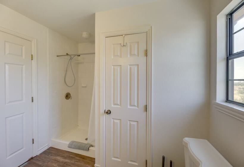 Elgin Retreat At Charming Country Cabin!