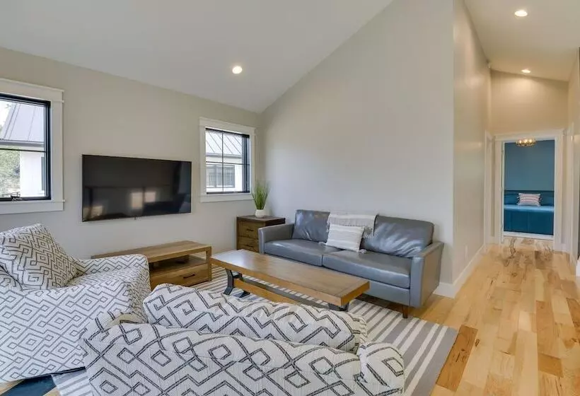 Modern Lake Ontario Escape W/ Beach Access!