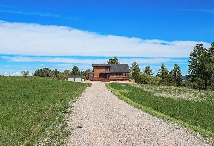 Peaceful Wyoming Cabin W/ Spacious Deck & Wet Bar!