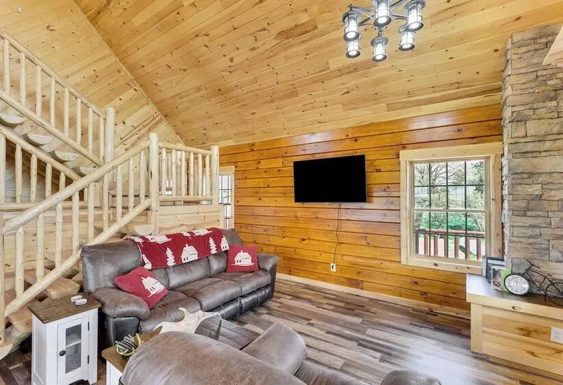 Peaceful Wyoming Cabin W/ Spacious Deck & Wet Bar!