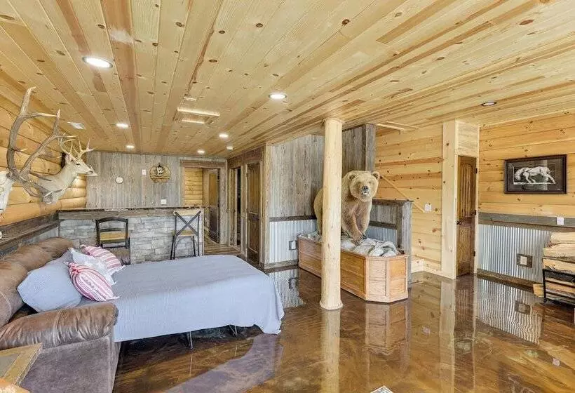 Peaceful Wyoming Cabin W/ Spacious Deck & Wet Bar!