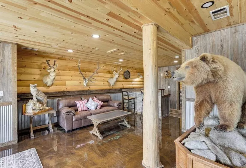 Peaceful Wyoming Cabin W/ Spacious Deck & Wet Bar!