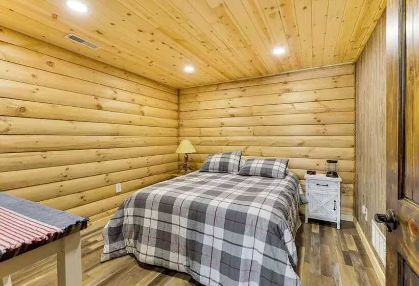 Peaceful Wyoming Cabin W/ Spacious Deck & Wet Bar!