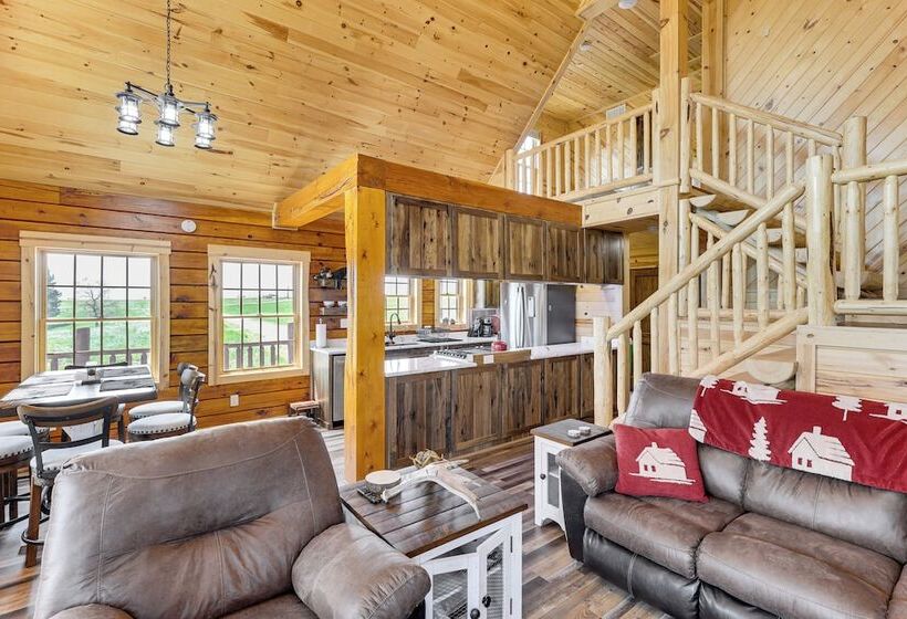 Peaceful Wyoming Cabin W/ Spacious Deck & Wet Bar!