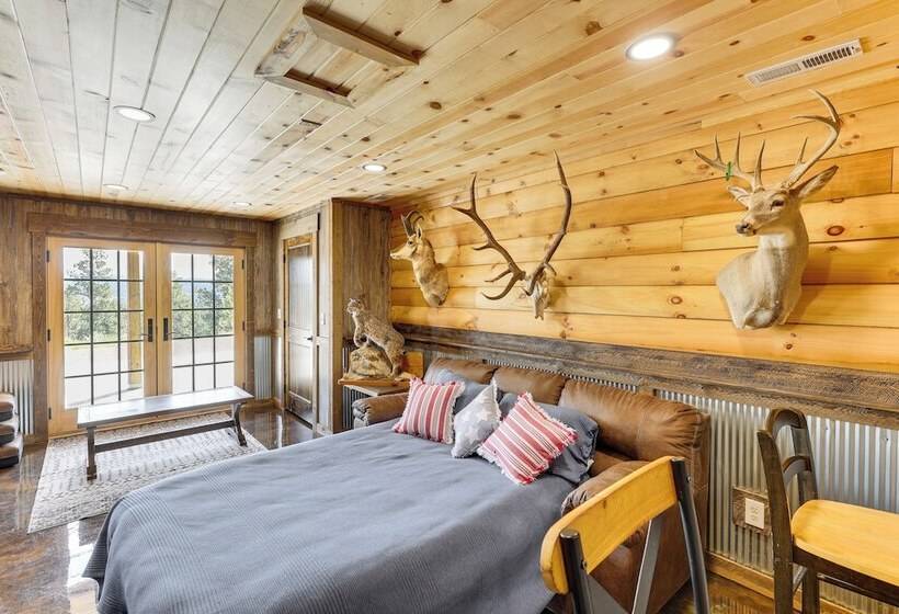 Peaceful Wyoming Cabin W/ Spacious Deck & Wet Bar!
