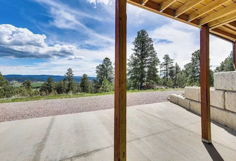 Peaceful Wyoming Cabin W/ Spacious Deck & Wet Bar!