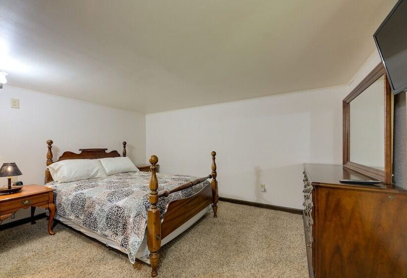 Riverfront Covington Cabin W/ Deck & Fire Pit!