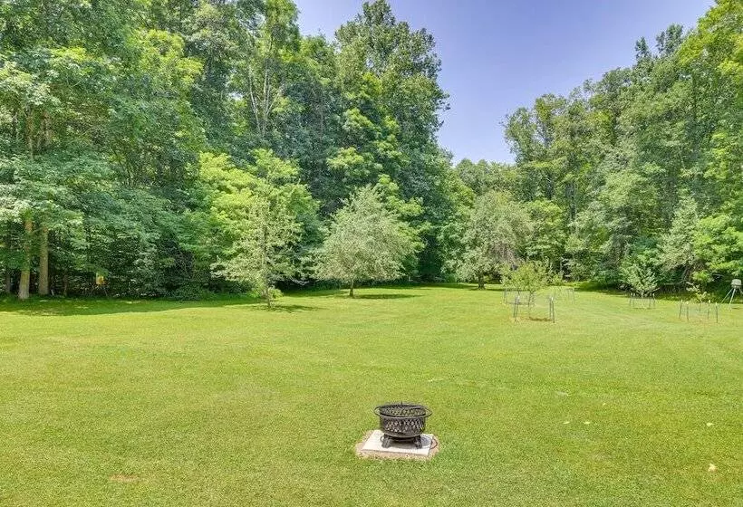 Serene Valley Bend Cabin Rental: 7 Private Acres!