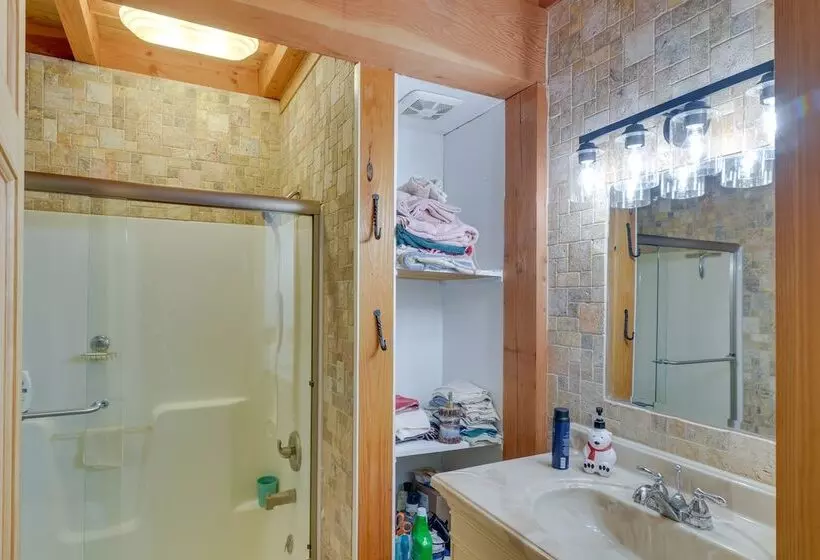 Serene Valley Bend Cabin Rental: 7 Private Acres!