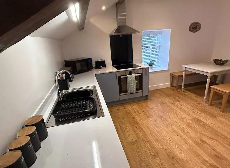 Hostelli Grapes Hotel, Bar & Restaurant Snowdonia Nr Zip World