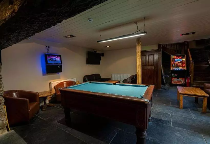 Hostelli Grapes Hotel, Bar & Restaurant Snowdonia Nr Zip World