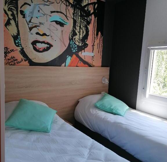 Отель Kyriad Direct Martigues