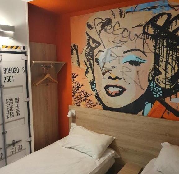 Отель Kyriad Direct Martigues