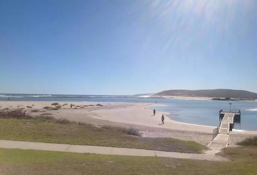 هتل Nautilus Retreat Kalbarri B&b