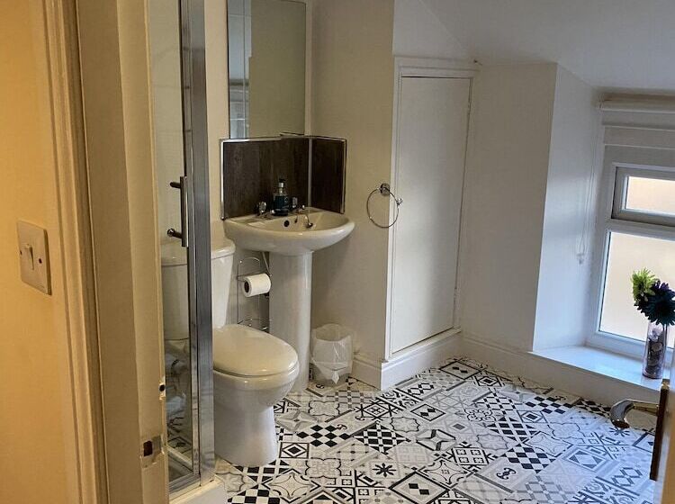 펜션 Number 19 Guest House   4 Miles From Barrow In Furness   1 Mile From Safari Zoo