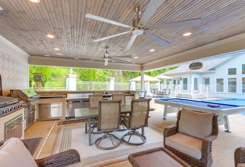 10 Acre Lakefront Home W/ Pool, Hot Tub & Dock!