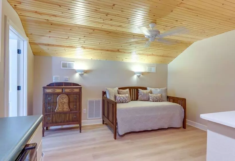 10 Acre Lakefront Home W/ Pool, Hot Tub & Dock!