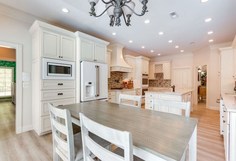 10 Acre Lakefront Home W/ Pool, Hot Tub & Dock!