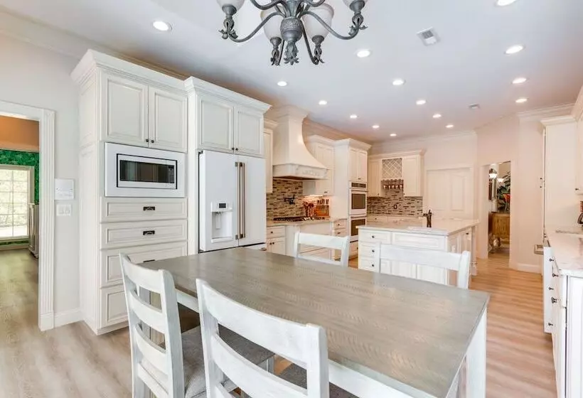 10 Acre Lakefront Home W/ Pool, Hot Tub & Dock!