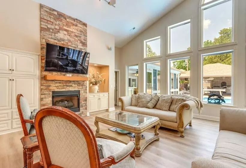 10 Acre Lakefront Home W/ Pool, Hot Tub & Dock!