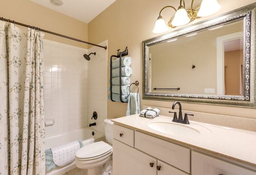 10 Acre Lakefront Home W/ Pool, Hot Tub & Dock!